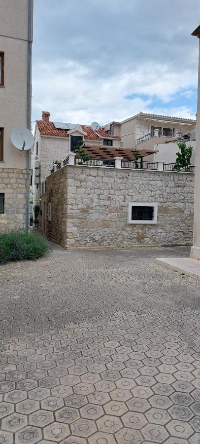 Apartments Villa Mira Kastela Bagian luar foto