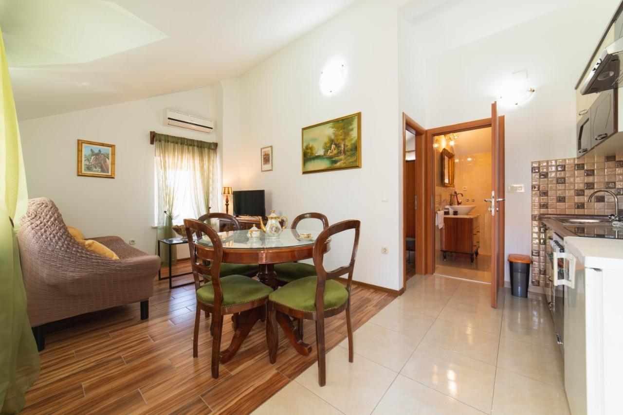 Apartments Villa Mira Kastela Bagian luar foto