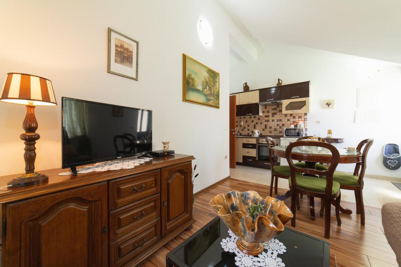 Apartments Villa Mira Kastela Bagian luar foto
