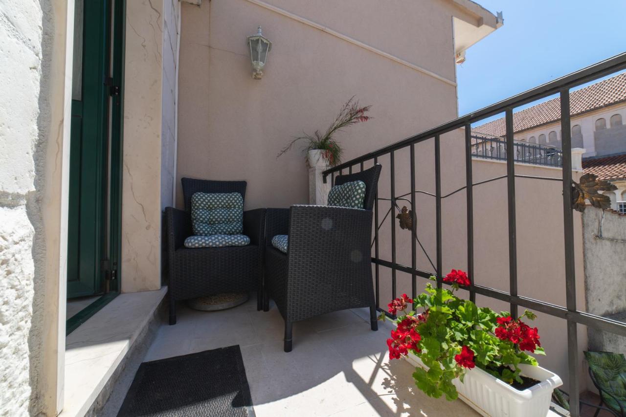 Apartments Villa Mira Kastela Bagian luar foto