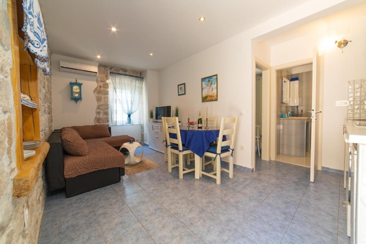 Apartments Villa Mira Kastela Bagian luar foto