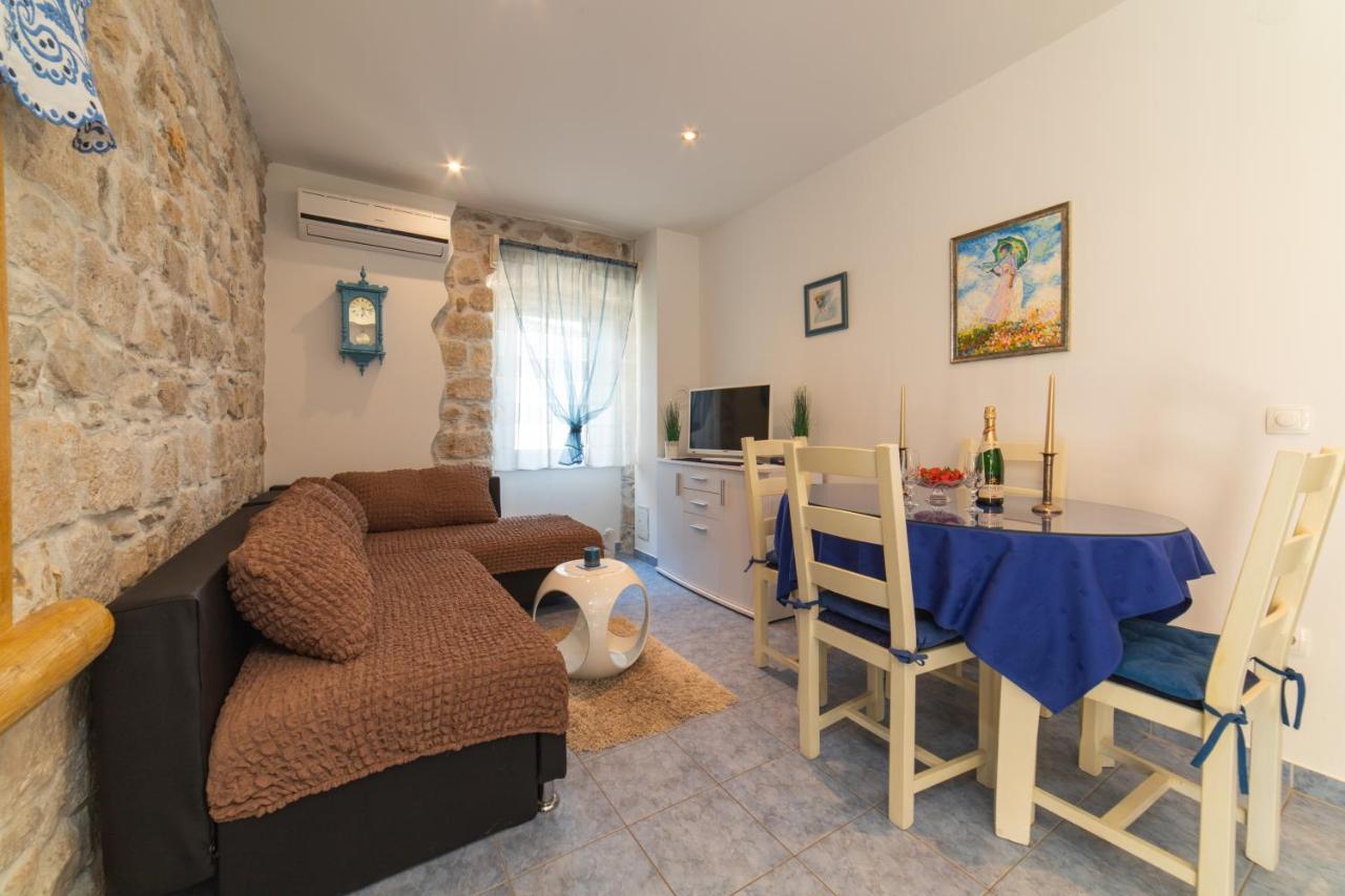 Apartments Villa Mira Kastela Bagian luar foto