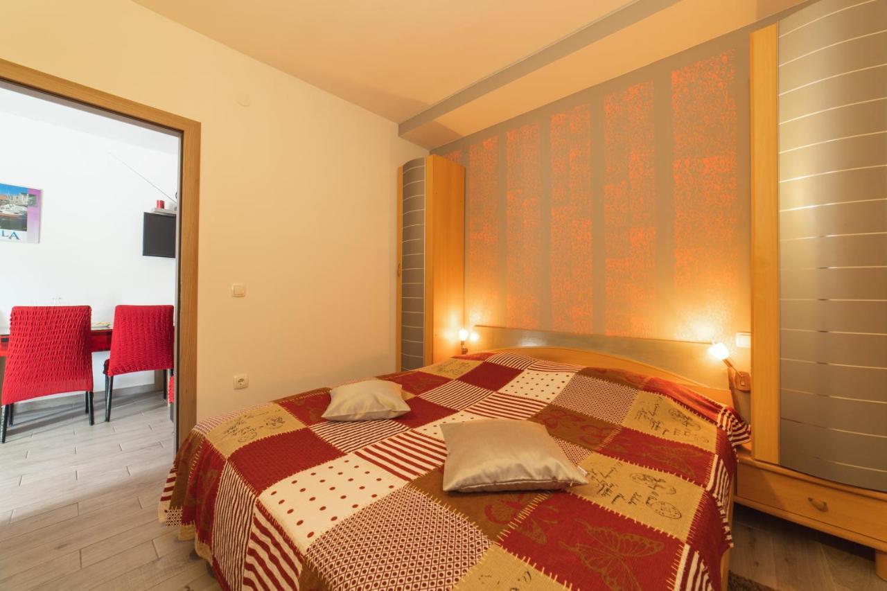 Apartments Villa Mira Kastela Bagian luar foto